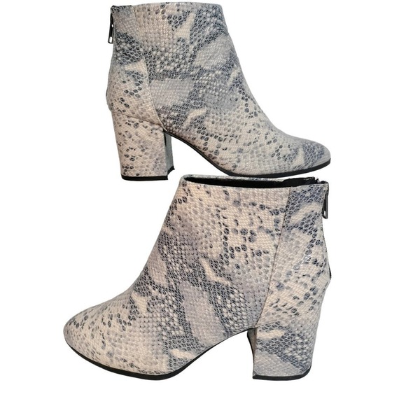 Delicious blue gray faux snake skin block heel ankle booties woman size 8.5 - Picture 3 of 10